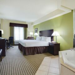 Отель Holiday Inn Express & Suites Sarasota East 2* Люкс с различными типами кроватей