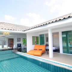 Отель Grand Bleu Ocean View Pool Suite Стандартный номер с разными типами кроватей
