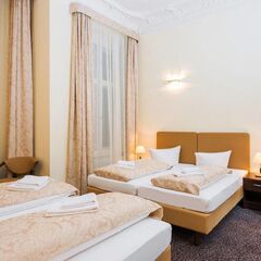 Upper Room Hotel Kurfürstendamm 3* Стандартный семейный номер с различными типами кроватей