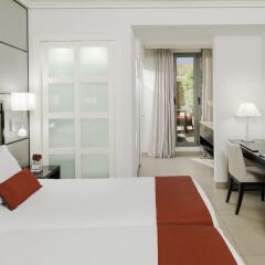 Отель H10 Universitat 4* Стандартный номер с различными типами кроватей фото 15
