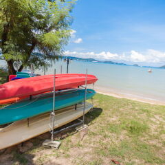 Chalong Beach Hotel Phuket гребля