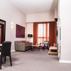 Adina Apartment Hotel Berlin CheckPoint Charlie гостиная