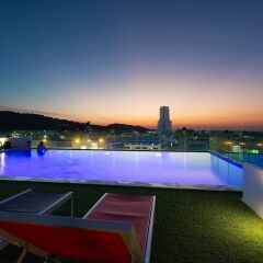 At Patong Hotel бассейн на крыше