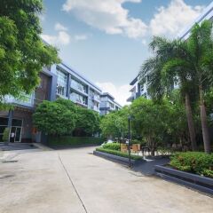 Отель The Kris Residence сад