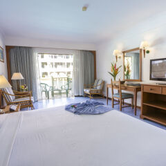 Отель Amora Beach Resort Phuket 4* Номер Делюкс разные типы кроватей фото 4
