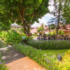 Phuket Island View Hotel сад