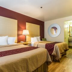 Отель Red Roof Inn Tulare - Downtown/Fairgrounds 2* Стандартный номер с различными типами кроватей