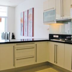Отель Two Villas Holiday Oxygen Style Bangtao Beach кухня в номере