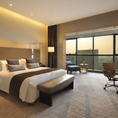 Отель Crowne Plaza Beijing Lido Стандартный номер с различными типами кроватей
