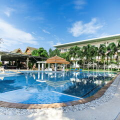 Chalong Beach Hotel Phuket открытый бассейн