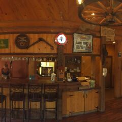 Отель Cariboo Lodge гостиничный бар