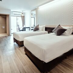 Отель Three Sukhumvit 3* Полулюкс