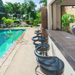Chalong Beach Hotel Phuket бар у бассейна