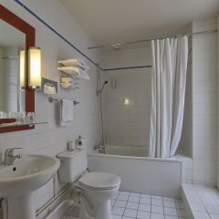 Отель Timhotel Montmartre Париж ванная фото 6