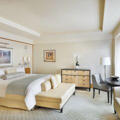 Отель The Ritz-Carlton, Dubai International Financial Centre 5* Номер Премьер с двуспальной кроватью