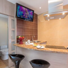 Отель Patong Bay Residence кухня в номере