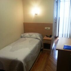 Отель Hostal Avenida Стандартный номер с различными типами кроватей