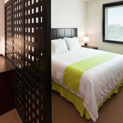 Отель Holiday Inn Express Guadalajara Iteso 2* Люкс с различными типами кроватей