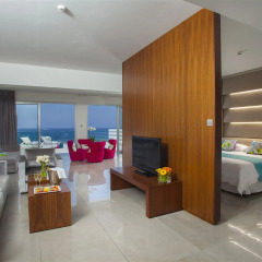 King Evelthon Beach Hotel & Resort 5* Люкс с различными типами кроватей фото 2