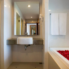 Отель Chanalai Flora Resort, Kata Beach 4* Номер Премиум разные типы кроватей фото 5