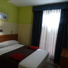 Отель Hostal Mont Thabor Улучшенный номер с различными типами кроватей