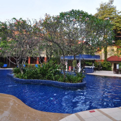 Отель Hyton Leelavadee Phuket бар у бассейна