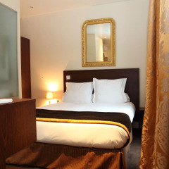 Queens Hotel 3* Улучшенный номер с двуспальной кроватью