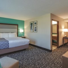 La Quinta Inn & Suites by Wyndham Batavia in Pembroke, United States of America from 129$, photos, reviews - zenhotels.com guestroom