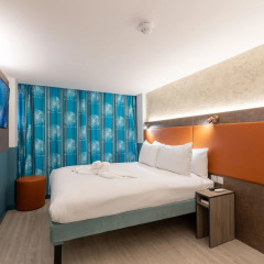 Queens Hotel 3* Улучшенный номер с двуспальной кроватью