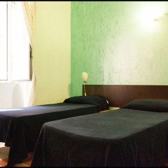 Român Holidays Hostel Стандартный номер с двуспальной кроватью (общая ванная комната)