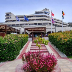 smartline Cosmopolitan Hotel вход в здание