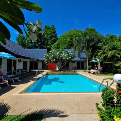 Phuket Airport Hotel открытый бассейн