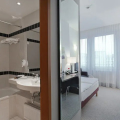 AZIMUT Hotel Munich 3* Улучшенный номер с различными типами кроватей фото 5