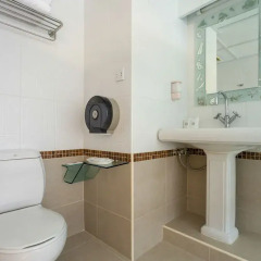 Отель The Bliss South Beach Patong душевая кабина