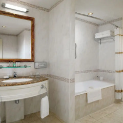 Marriott Armenia Hotel Yerevan ванная