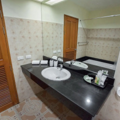 Chalong Beach Hotel Phuket ванная