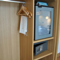 Отель Hilton Garden Inn Milan North сейф в номере