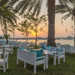 Отель Le Méridien Mina Seyahi Beach Resort & Marina столовая на открытом воздухе фото 2
