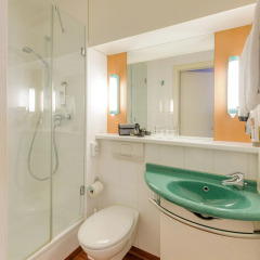 Отель ibis Muenchen City Nord душевая кабина