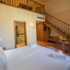 Отель Checkin Valencia 4* Полулюкс