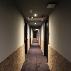 The Bryson Hotel коридор