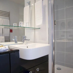 Adina Apartment Hotel Berlin CheckPoint Charlie ванная