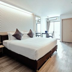 Отель Three Sukhumvit 3* Полулюкс