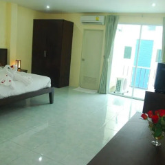 Отель Patong Palm Guesthouse комната для гостей фото 11