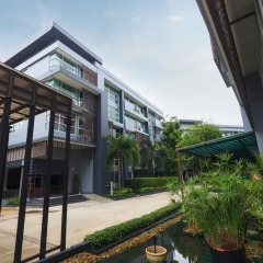 Отель The Kris Residence вход в здание фото 2