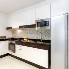 Апартаменты The Regent Phuket Serviced Apartment Kamala Beach кухня в номере