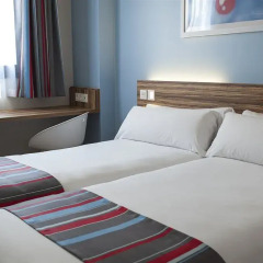 Отель Travelodge Barcelona Poblenou Стандартный номер с различными типами кроватей фото 5