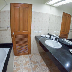 Chalong Beach Hotel Phuket ванная фото 2