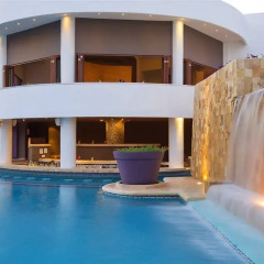 Отель Reflect Krystal Grand Cancun водопад у бассейна