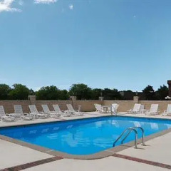 Quality Inn & Suites North Hotel бассейн